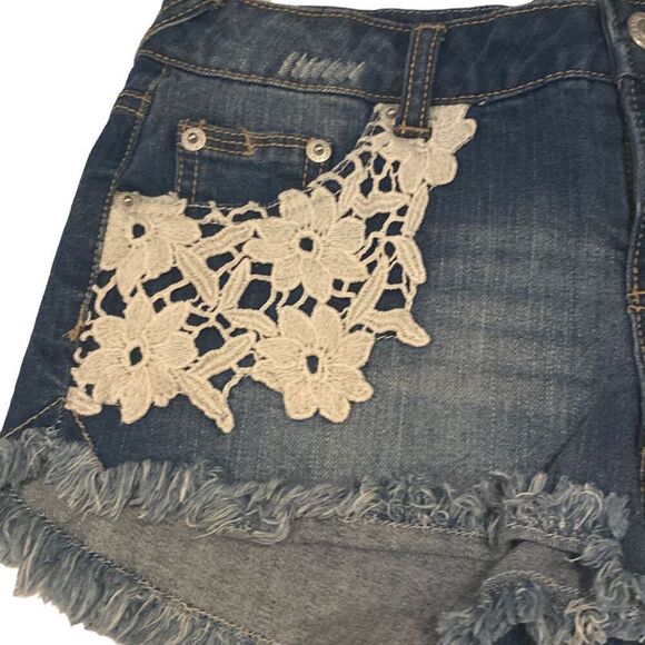 Mossimo Supply Co Lace embroidered detailed Cut off Jean shorts Size 7 - Picture 5 of 5